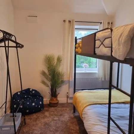 House With 3 Bedroom And 2 Parking Bays - Airport 6 Min Walk * Manchester