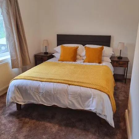 House With 3 Bedroom And 2 Parking Bays - Airport 6 Min Walk