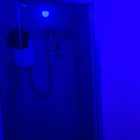 2-bed - Sleeps 4 - Street Parking - Wifi *