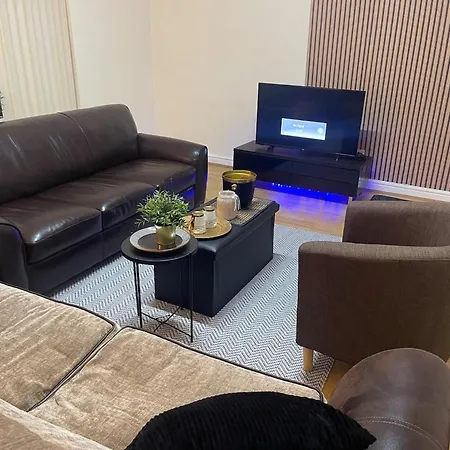 2-bed - Sleeps 4 - Street Parking - Wifi Apartment