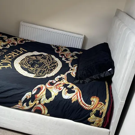 Apartment 2-bed - Sleeps 4 - Street Parking - Wifi