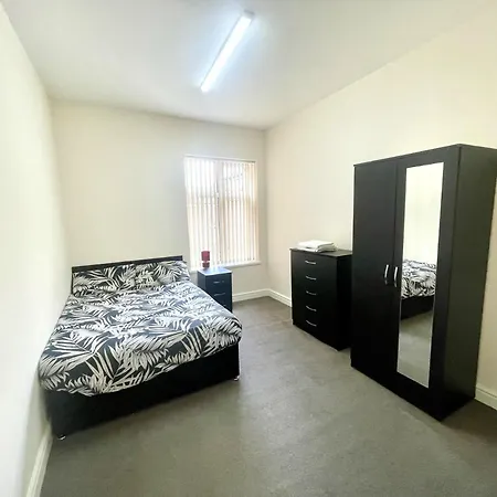 Apartment 2-bed - Sleeps 4 - Street Parking - Wifi