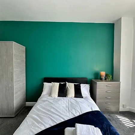 Daisybank Co-living - Private Self-cater Manchester