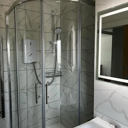 - 1 Bedroom - Sleeps 3 - Free Parking شقة