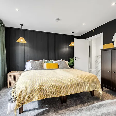 Quayside Escape-ensuite Tranquil Within An Intimate Shared With Free Parking