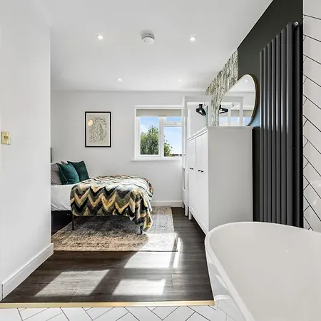 Quayside Escape- Tranquil Double In Shared With Private Free Standing Bath And Free Parking * Manchester