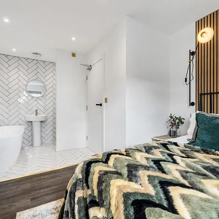 Quayside Escape- Tranquil Double In Shared With Private Free Standing Bath And Free Parking Holiday home Manchester