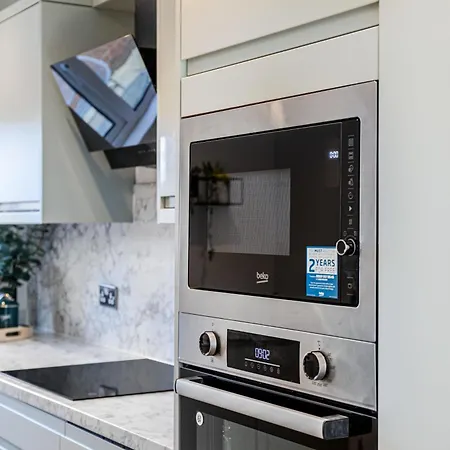Double Within Intimate Shared Home, Tranquil Quayside Escape- Free Parking Holiday home Manchester