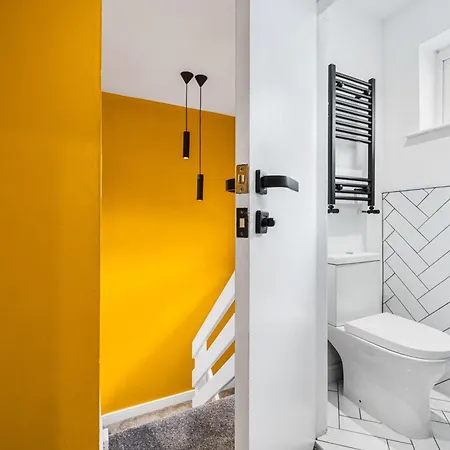 Double Within Intimate Shared Home, Tranquil Quayside Escape- Free Parking