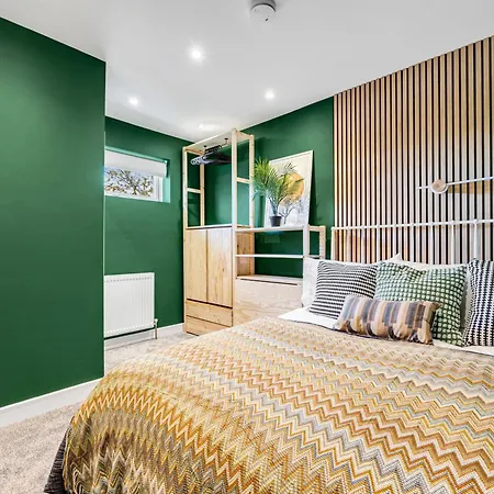 Double Within Intimate Shared Home, Tranquil Quayside Escape- Free Parking Holiday home