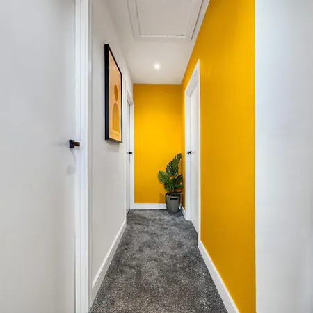 Quayside Escape-ensuite Tranquil Within An Intimate Shared With Free Parking Holiday home Manchester
