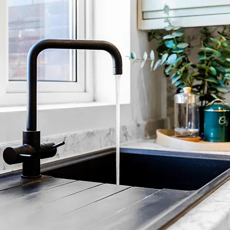 Quayside Escape-ensuite Tranquil Within An Intimate Shared With Free Parking Holiday home *