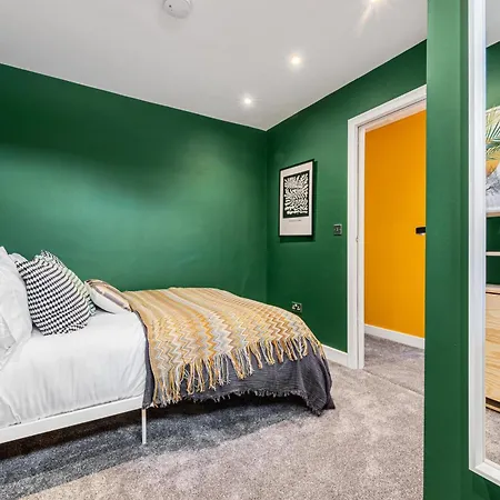 Holiday home Double Within Intimate Shared Home, Tranquil Quayside Escape- Free Parking Manchester