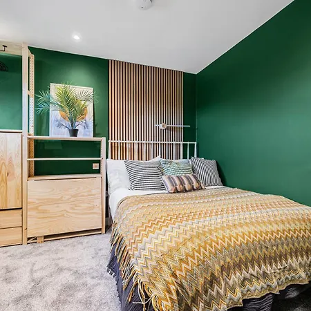 Double Within Intimate Shared Home, Tranquil Quayside Escape- Free Parking Holiday home