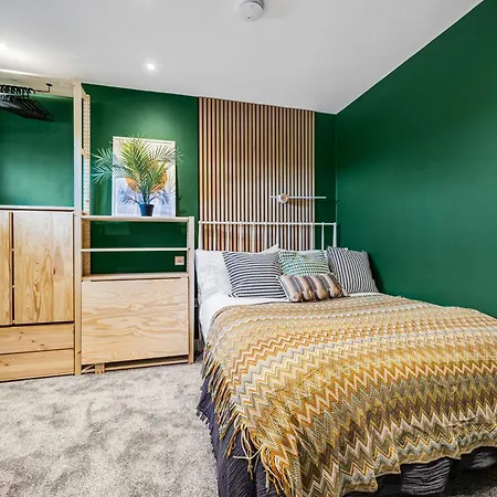 Double Within Intimate Shared Home, Tranquil Quayside Escape- Free Parking Holiday home Manchester