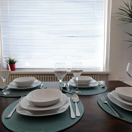 2-bedroom, Free Parking, High Speed Wi-fi, Swinton * Manchester