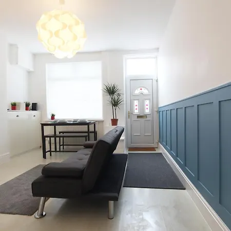 2-bedroom, Free Parking, High Speed Wi-fi, Swinton *