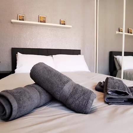 2-bedroom, Free Parking, High Speed Wi-fi, Swinton Manchester