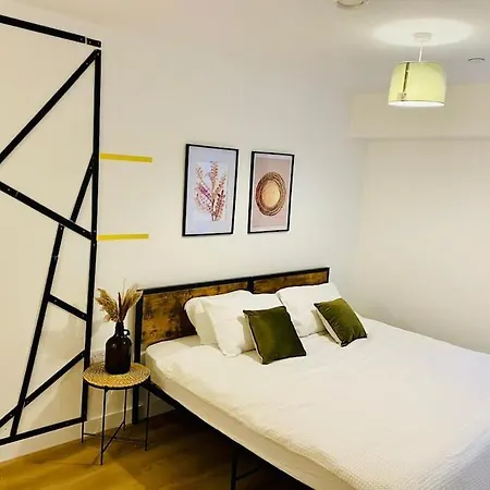1 Big Stunning Bedroom In An Central To Piccadilly, Mancity Stadium, And Coop Live * Manchester