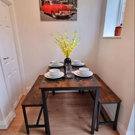 House With 3 Bedroom And 2 Parking Bays - Airport 6 Min Walk Holiday home