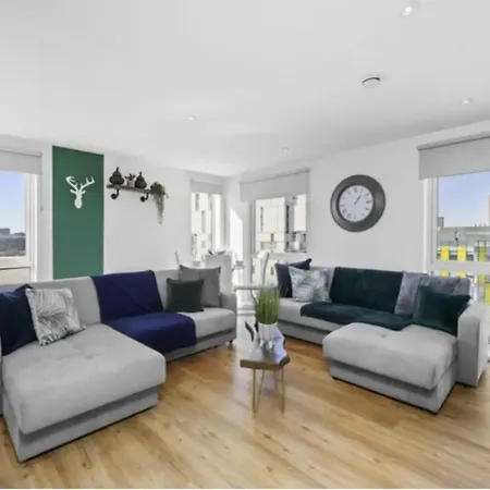 Stunning 3-bedroom Flat With Parking Appartement Manchester