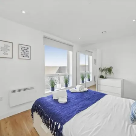 Stunning 3-bedroom Flat With Parking Apartment Manchester