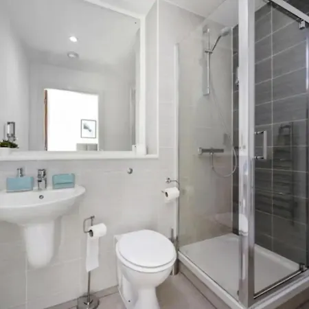 Stunning 3-bedroom Flat With Parking