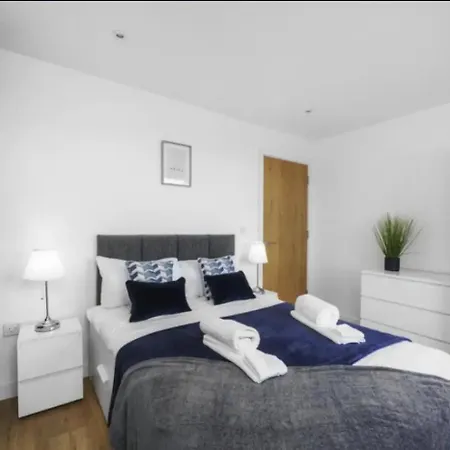Stunning 3-bedroom Flat With Parking *