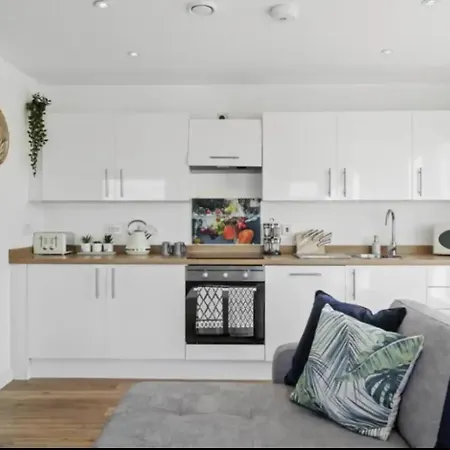 Stunning 3-bedroom Flat With Parking Manchester