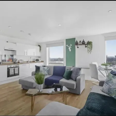 Stunning 3-bedroom Flat With Parking Apartment Manchester