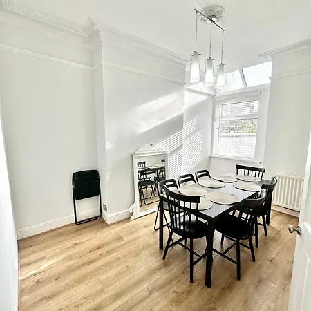 Victorian - 5 Bedroom House *
