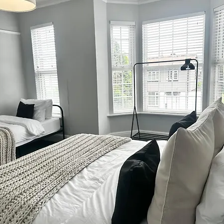 Victorian - 5 Bedroom House *