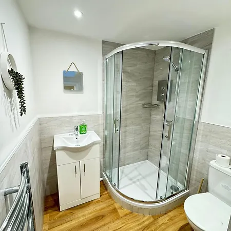 Апартаменты Sophisticated & Stylish Flats Near Airport *