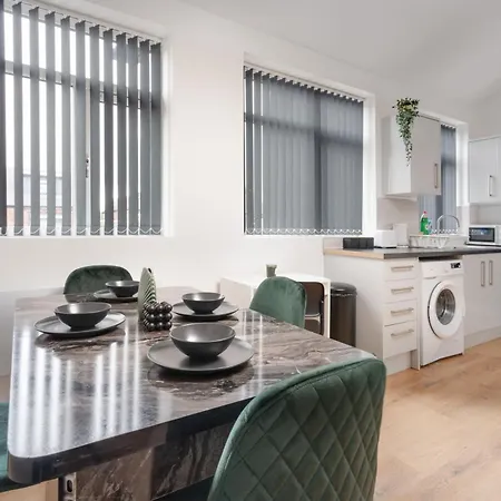 Sophisticated & Stylish Flats Near Airport Апартаменты