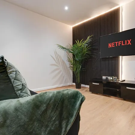 Апартаменты Sophisticated & Stylish Flats Near Airport