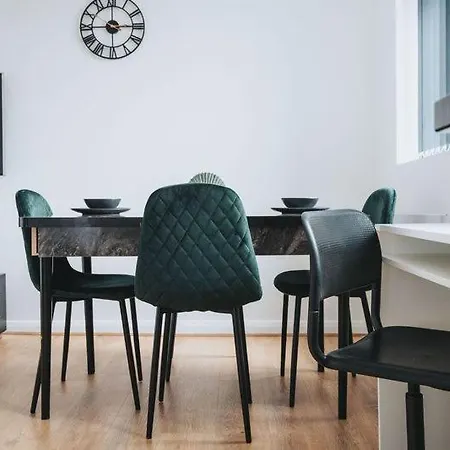 Sophisticated & Stylish Flats Near Airport Апартаменты *