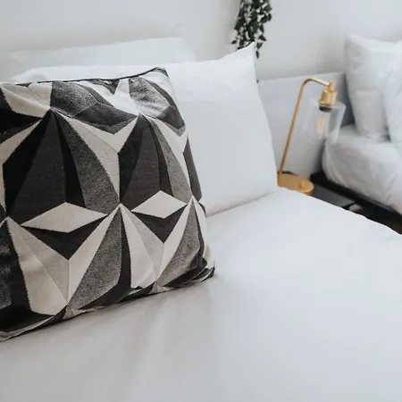 Апартаменты Sophisticated & Stylish Flats Near Airport *