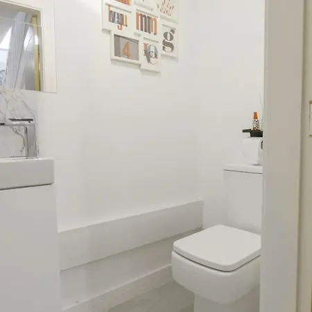 Nyaraló Luxurious 3 Bedroom House With Free Parking, 10mins Drive To Ethihad Stadium And Coop Live *