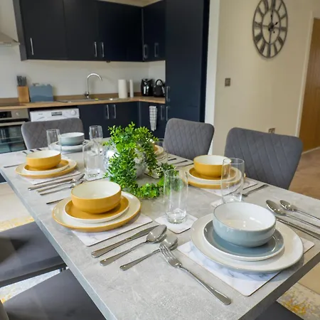 Luxurious 3 Bedroom House With Free Parking, 10mins Drive To Ethihad Stadium And Coop Live
