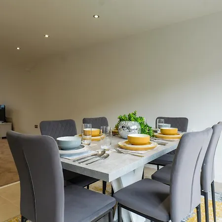 Luxurious 3 Bedroom House With Free Parking, 10mins Drive To Ethihad Stadium And Coop Live Hébergement de vacances *