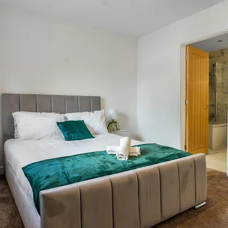 Luxurious 3 Bedroom House With Free Parking, 10mins Drive To Ethihad Stadium And Coop Live Hébergement de vacances