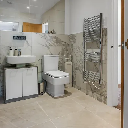 Hébergement de vacances Luxurious 3 Bedroom House With Free Parking, 10mins Drive To Ethihad Stadium And Coop Live *
