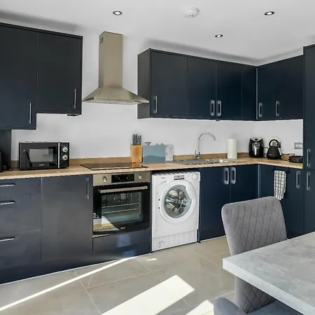 Luxurious 3 Bedroom House With Free Parking, 10mins Drive To Ethihad Stadium And Coop Live Hébergement de vacances *