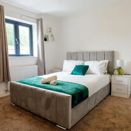 Luxurious 3 Bedroom House With Free Parking, 10mins Drive To Ethihad Stadium And Coop Live * Manchester