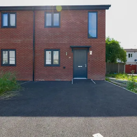 Hébergement de vacances Luxurious 3 Bedroom House With Free Parking, 10mins Drive To Ethihad Stadium And Coop Live *