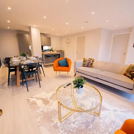 Stunning 3 Bedroom דירה