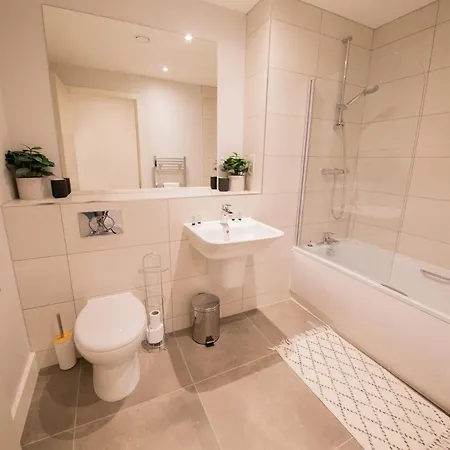 Apartment Stunning 3 Bedroom *