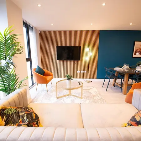 Apartment Stunning 3 Bedroom *