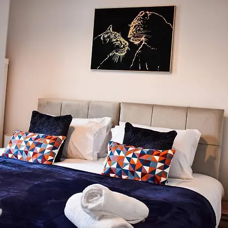 Stylish & Vibrant 2 Bedroom Holiday home Manchester