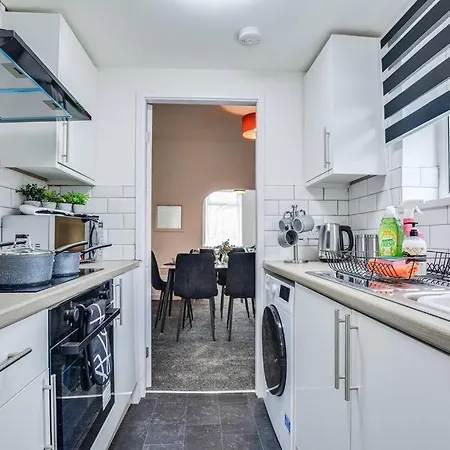 Stylish & Vibrant 2 Bedroom